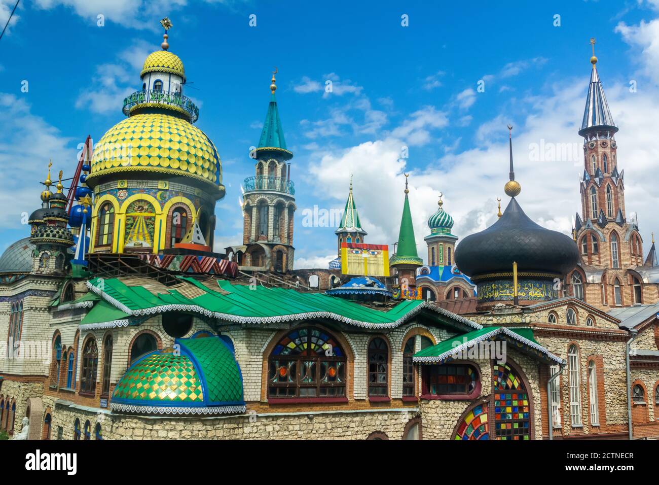 Kazán, Rusia – 25 de junio de 2017. Vista exterior del Templo de todas las religiones, un complejo arquitectónico único en el microdistrito de Staroye Arakchino Foto de stock