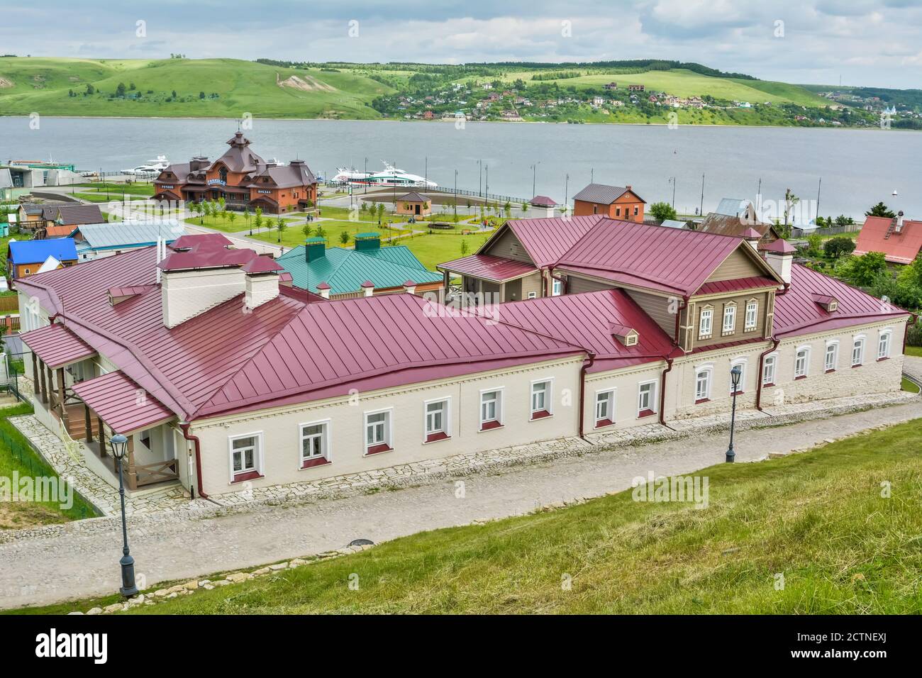 Sviyazhsk, Tatarstan, Rusia – 25 de junio de 2017. Vista sobre los complejos de edificios históricos en Sviyazhsk, hacia la terminal de barcos fluviales y Sviyaga Rive Foto de stock
