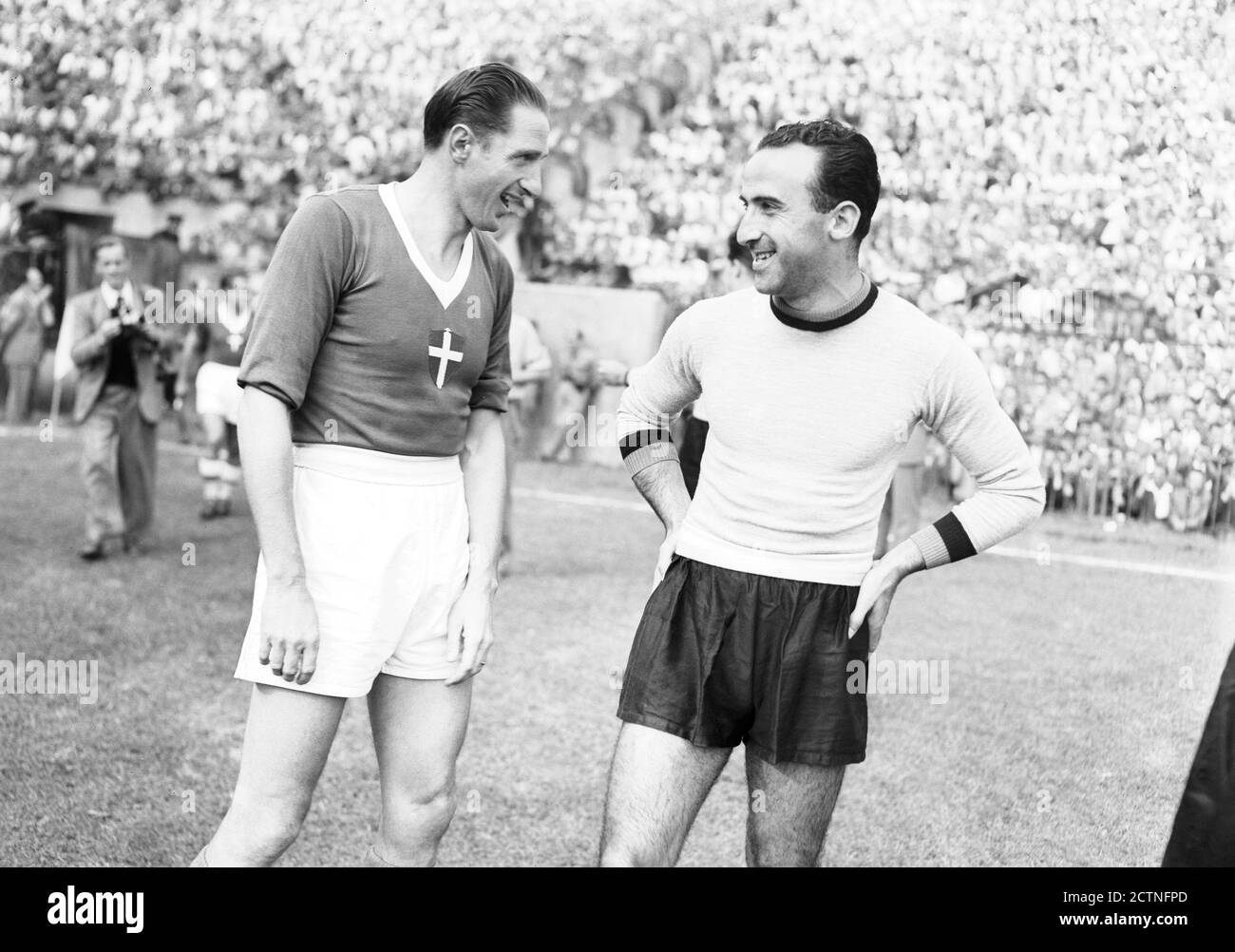 Silvio Piola (Novara) (izquierda) y Amedeo Amadei (Inter) durante el partido Inter - Novara (5-0), 1948/1949 serie A campeonato de fútbol, Milán, 26 septmber 1948. --- Milano, 26/09/1948 Campionato di calcio serie A 1948 / 1949. Partido Inter - Novara (5-0). Nella foto: Silvio Piola (Novara) e Amedeo Amadei (Inter) Foto de stock
