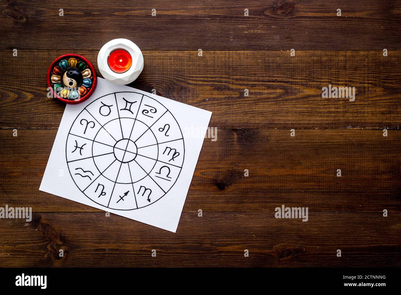 Rueda del horóscopo de los símbolos del zodiaco en el lugar de trabajo Foto de stock