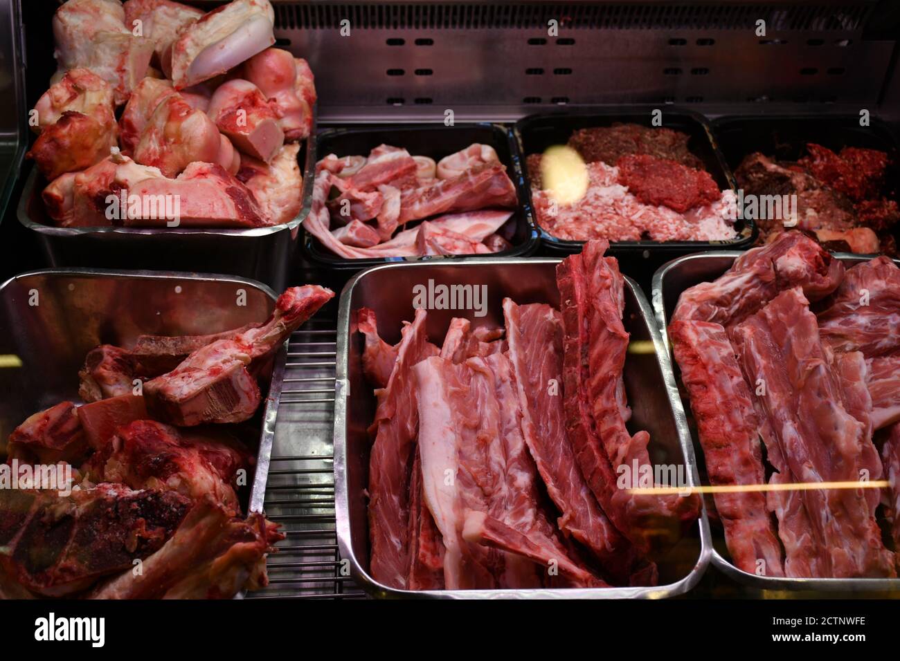 Carne roja en el mostrador de carne de un carnicero en un mercado en Turku, Finlandia Foto de stock