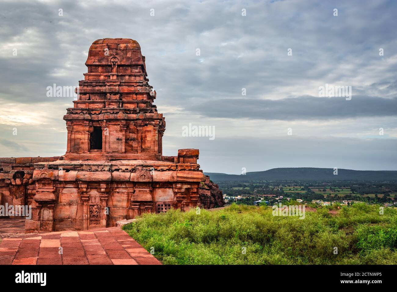 antiguo templo de piedra aislado con un cielo dramático por la mañana desde el cielo plano se toma la imagen en la parte superior del norte de shivalaya fuerte templo badami karnataka i Foto de stock