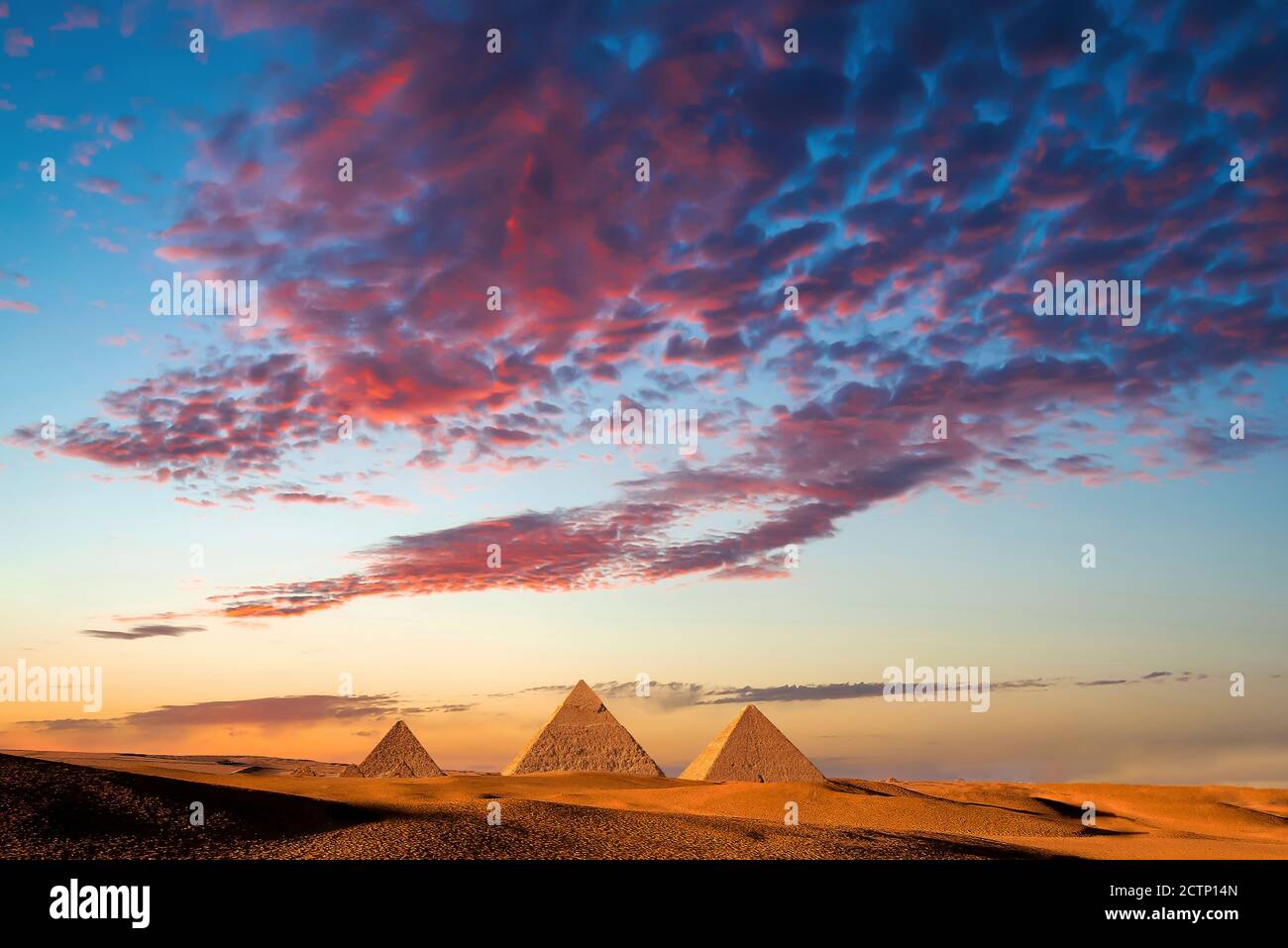 Puesta de sol en las Pirámides, Giza, el Cairo, Egipto. Foto de stock