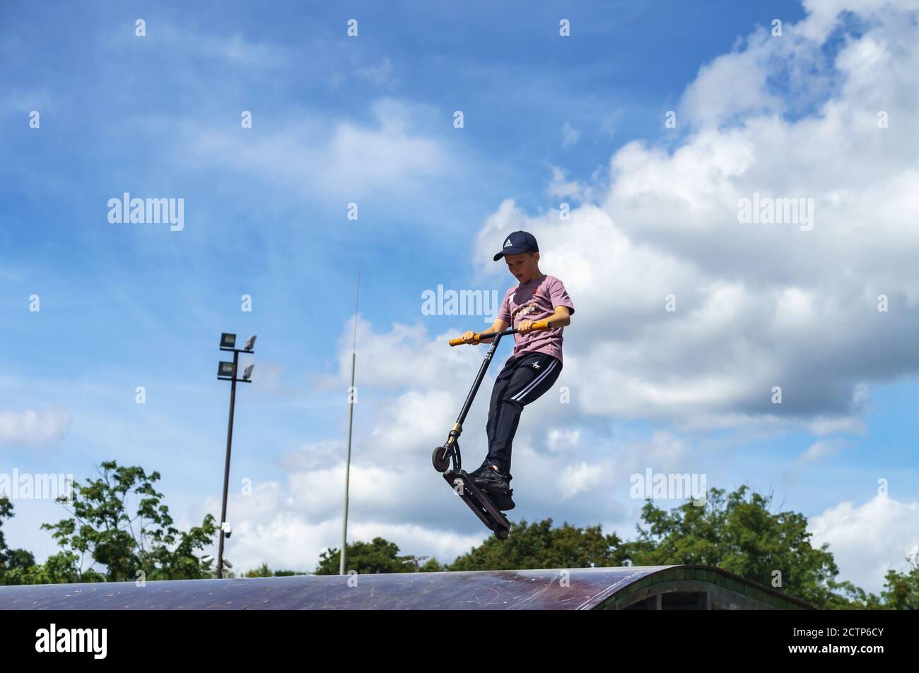 Jóvenes en un parque de patinaje, deporte de scooter, freestyle scootering,  stunt scooters, Rusia, Kaliningrado, Kaliningrado skate Park, 5 de agosto  de 2020 Fotografía de stock - Alamy