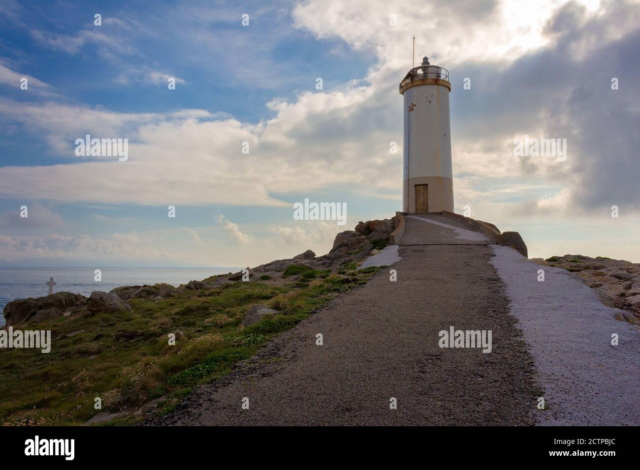 Vista del Faro de Roncudo, donde se recogen los mejores percebes de la costa gallega, España Foto de stock