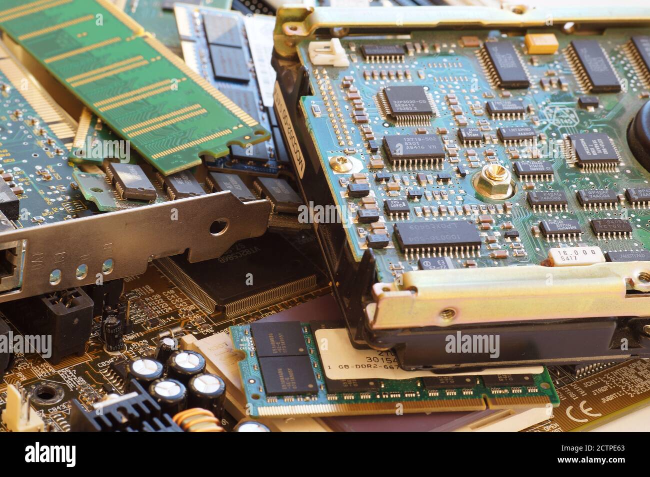 Basura electrónica. Componentes informáticos, incluidas las motherboards y la RAM, como fuente de materias primas valiosas recuperadas. Foto de stock