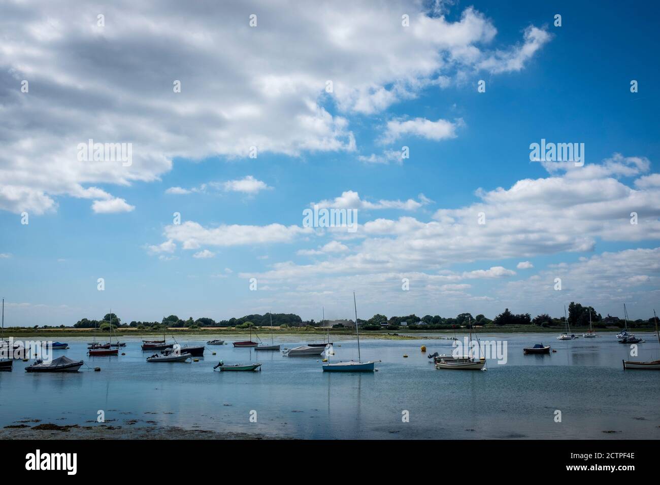 Barcos amarrados en Bosham como la marea entra, West Sussex. Foto de stock