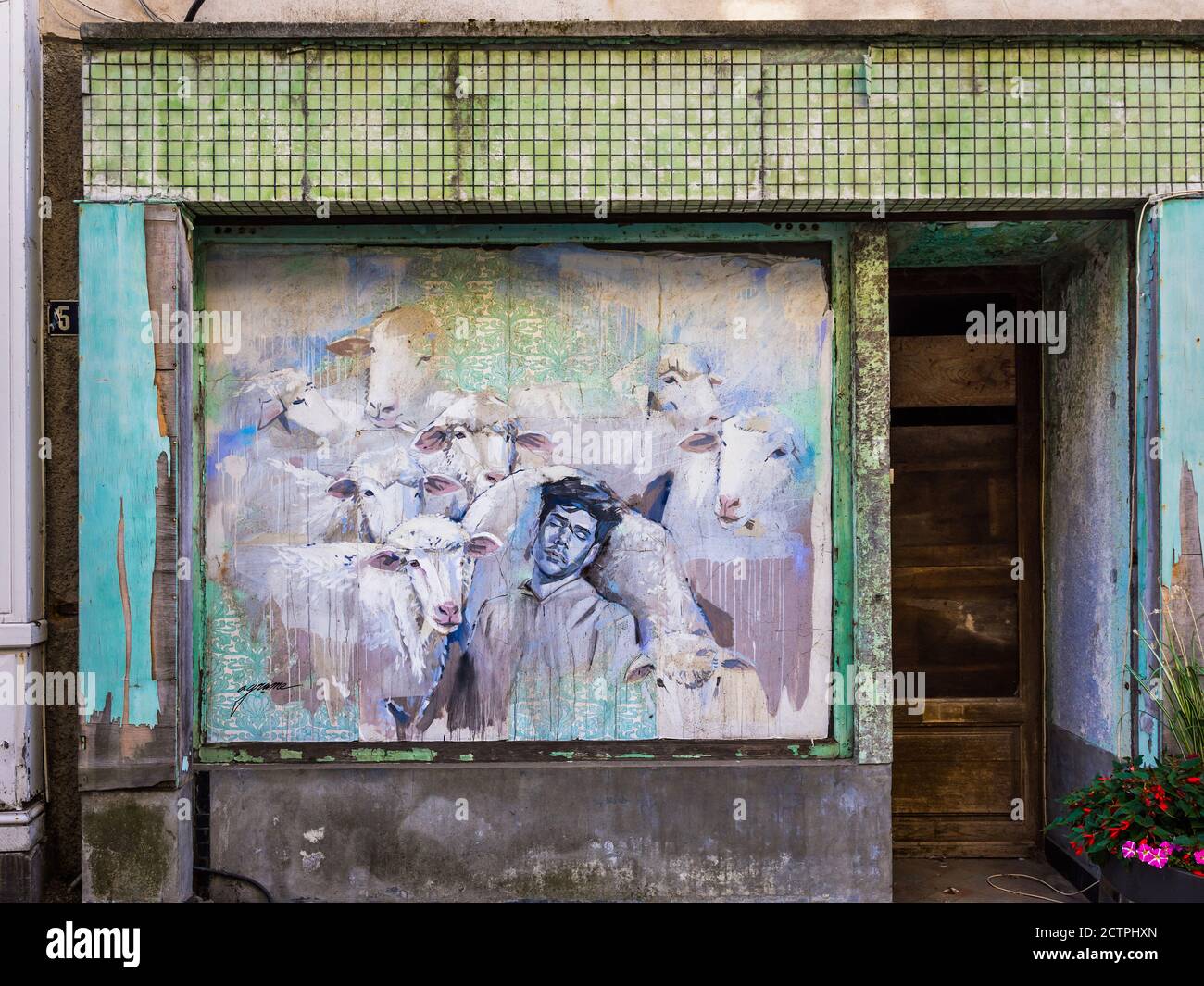 Obras de arte con ovejas pintadas en las ventanas cerradas de la Rue du Coq, Bellac, Haute-Vienne (87), Francia. Foto de stock