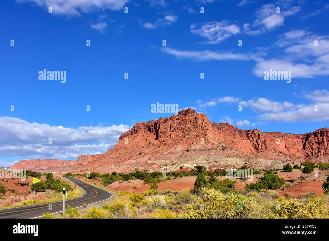Carretera a través de las rocas rojas en el Parque Nacional Capitol Reef, Utah. Foto de stock