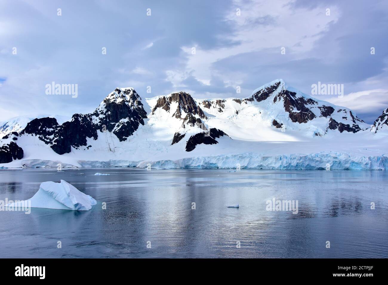 Iceberg flotando frente a la Isla Elefante, Antártida. Foto de stock