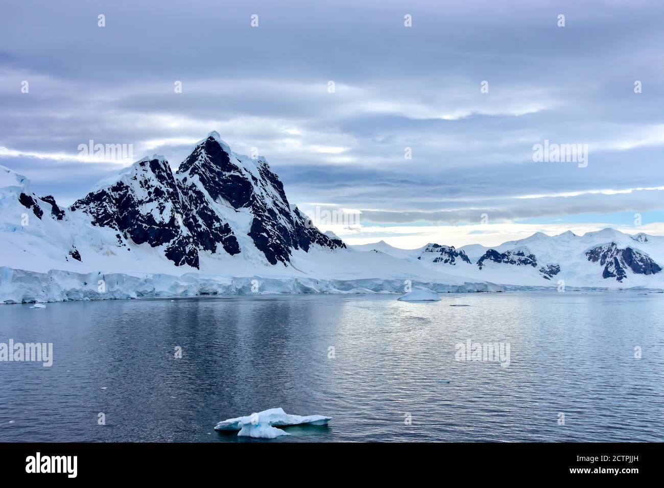 Glaciar cubierto Elefante Island, Antártida. Foto de stock
