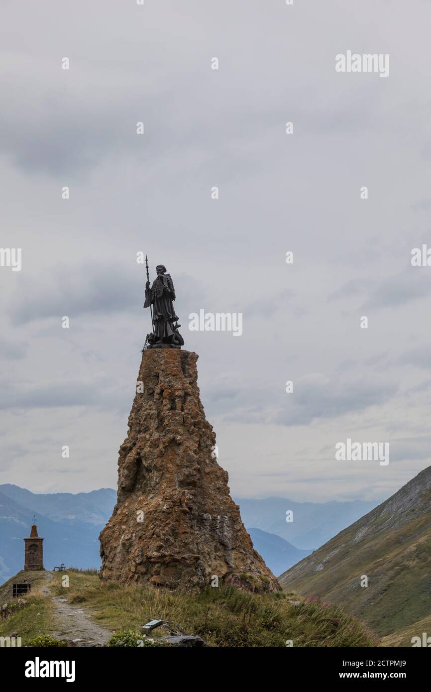 La estatua de San Bernardo en la cumbre del Col du Petit Saint-Bernard (pequeño paso de San Bernardo, Colle del Piccolo San Bernardo), Italia/Francia Foto de stock