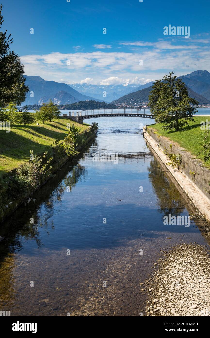 El río Boesio, ya que fluye hacia el lago Maggiore (Lago Maggiore) en Laveno, Lombardía, Italia Foto de stock