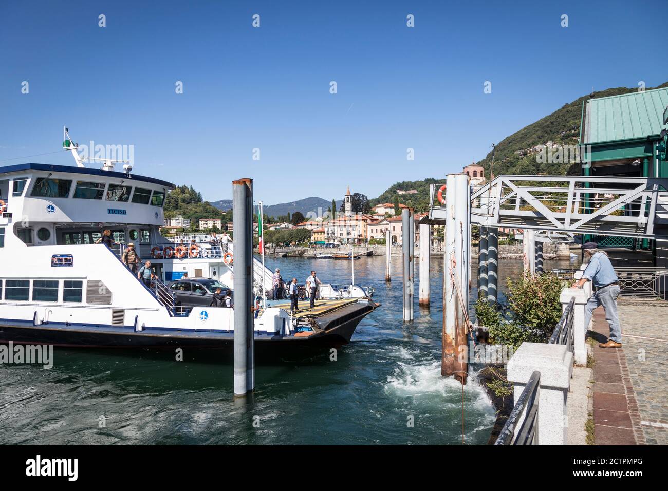 El ferry de coche llega al embarcadero de Laveno, Lago Maggiore (Lago Maggiore), Lombardía, Italia Foto de stock