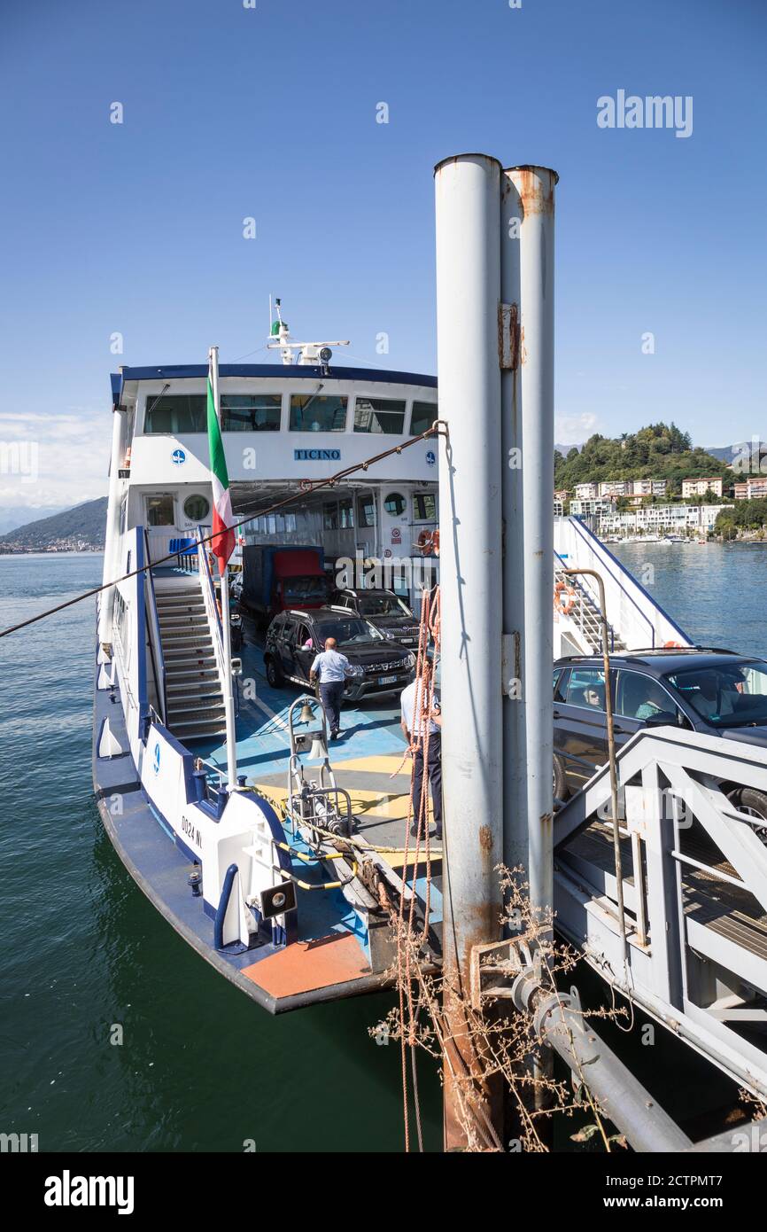 El ferry de coche llega al embarcadero de Laveno, Lago Maggiore (Lago Maggiore), Lombardía, Italia Foto de stock