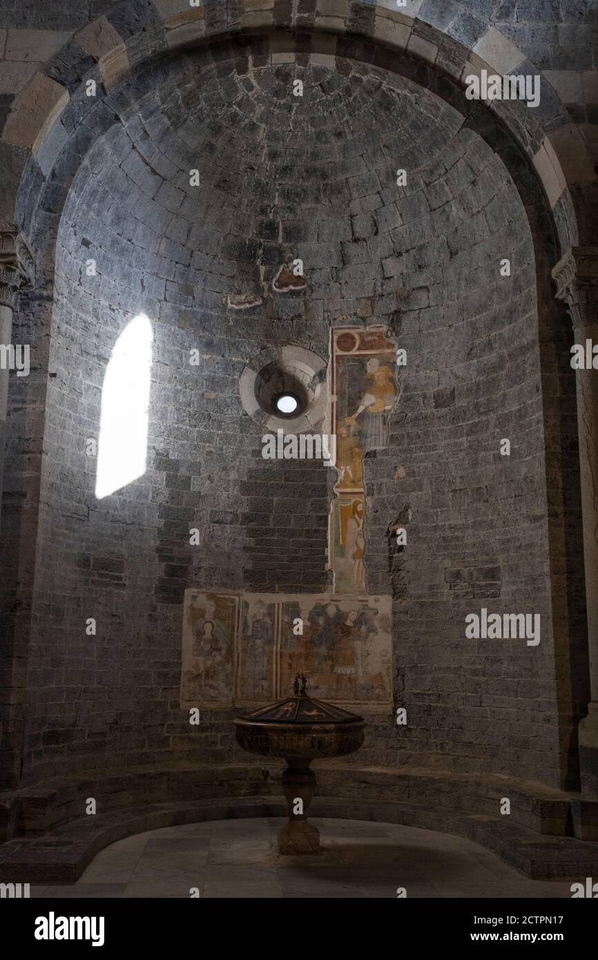 Dentro de la Iglesia de Santa María del Tiglio (Santa María o el árbol de Lime). La iglesia data del siglo 12 y es famosa por sus antiguos frescos. Foto de stock