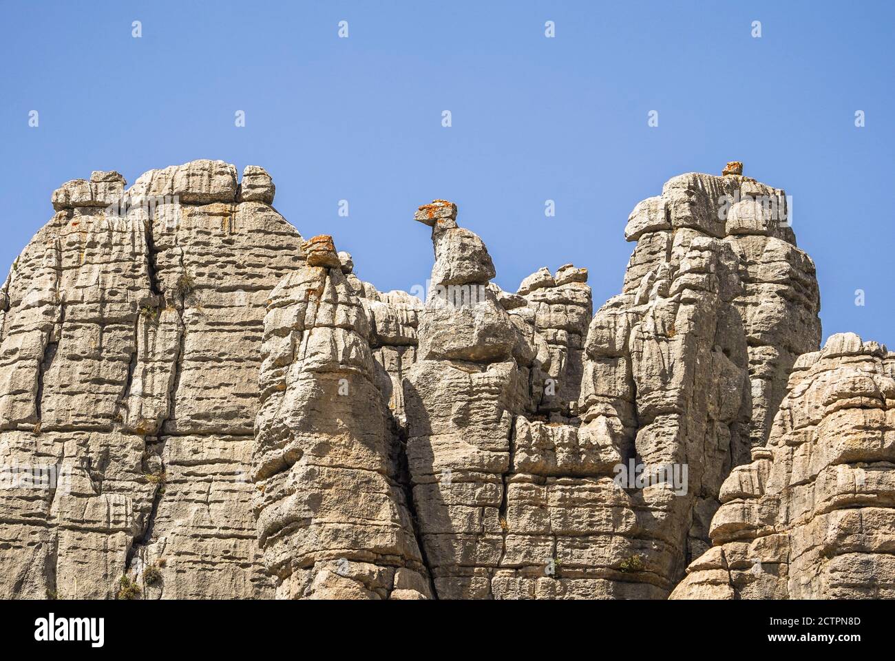 Torcal España, Antequera, reserva natural de montaña cárstica, con impresionantes paisajes cársticos y extrañas formaciones de piedra caliza, Andalucía. Foto de stock
