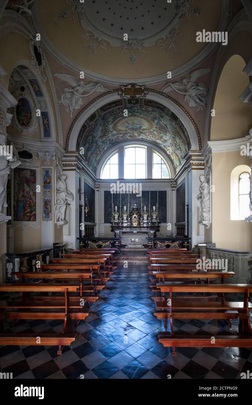 Dentro del siglo 13 Chiesa dei Santi Gusmeo e Matteo, Gravedona, Lombardía, Italia. Foto de stock