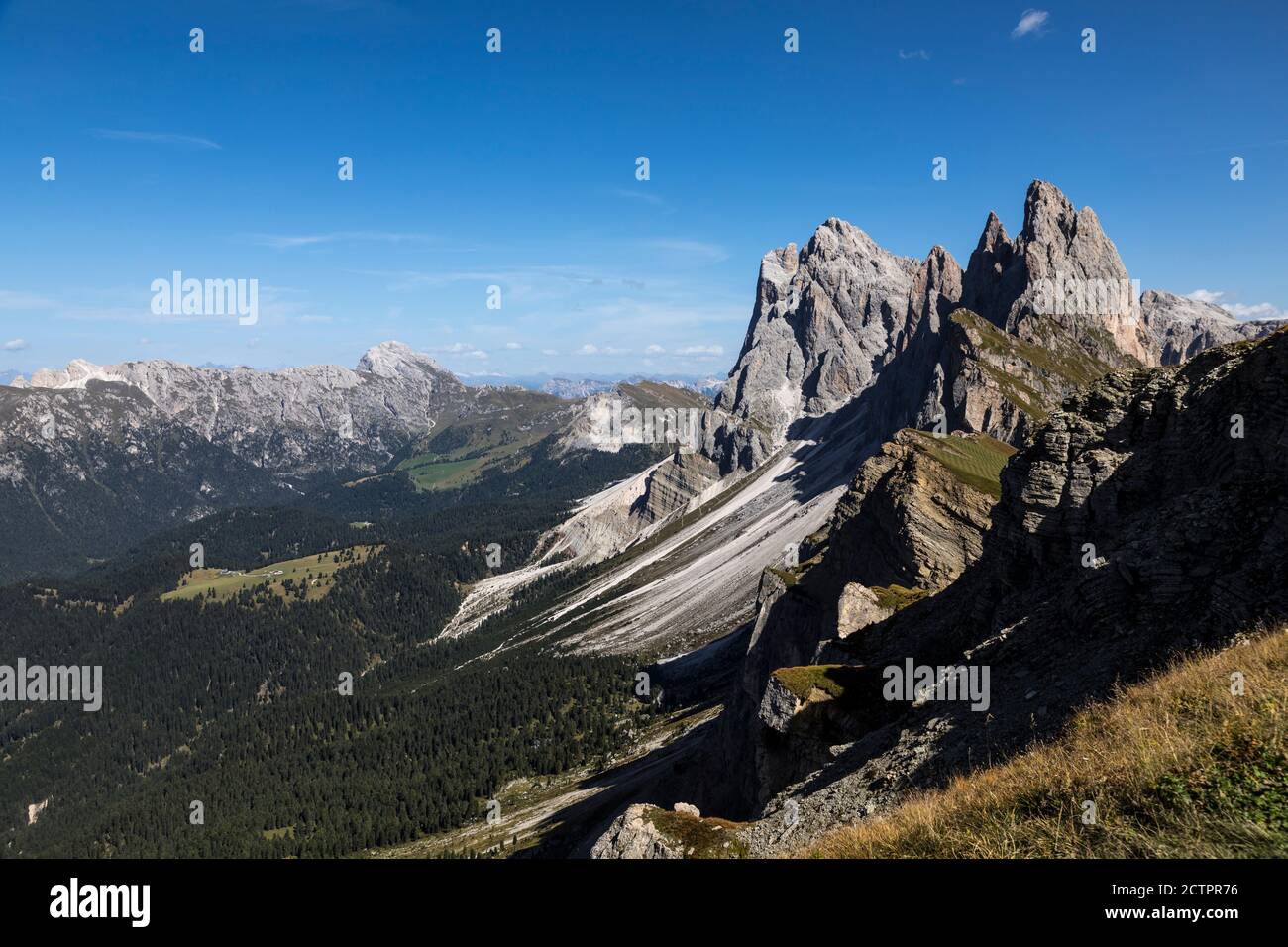 Espectaculares picos rocosos de los Dolomitas por encima de Val Gardena, Italia. Foto de stock
