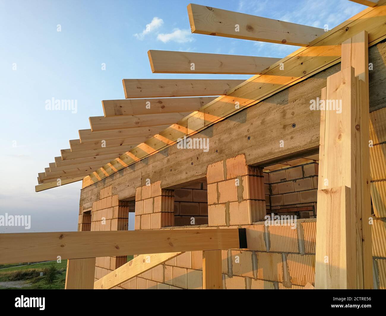 Vigas de madera para la construcción de nuevos techos en el sitio de  construcción Fotografía de stock - Alamy