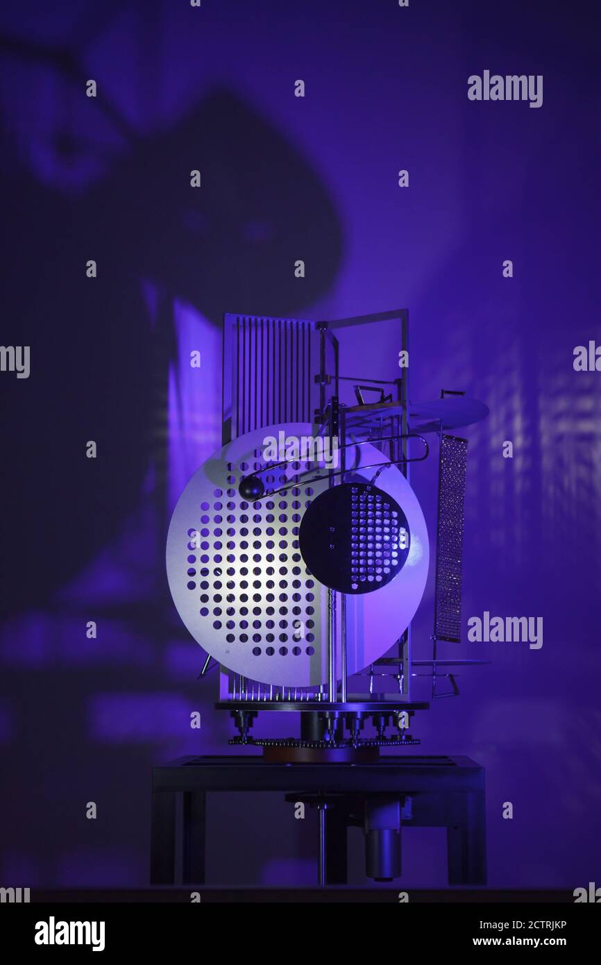 Modulador del espacio-luz diseñado por el artista modernista húngaro László Moholy-Nagy (1922-1930) en exhibición en el Museo Bauhaus en Dessau en Sajonia-Anhalt, Alemania. El objeto perdido fue reconstruido por el artista alemán Jürgen Steger (2019). Foto de stock