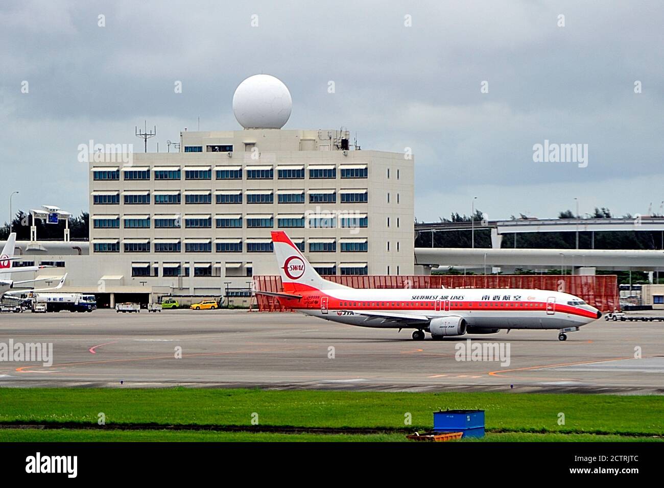 Japón Transocean Air, JTA, Boeing, B-737/400, JA8999, Southwest Air Lines Livery, Aeropuerto Naha, Okinawa, Islas Ryukyu, Japón Foto de stock