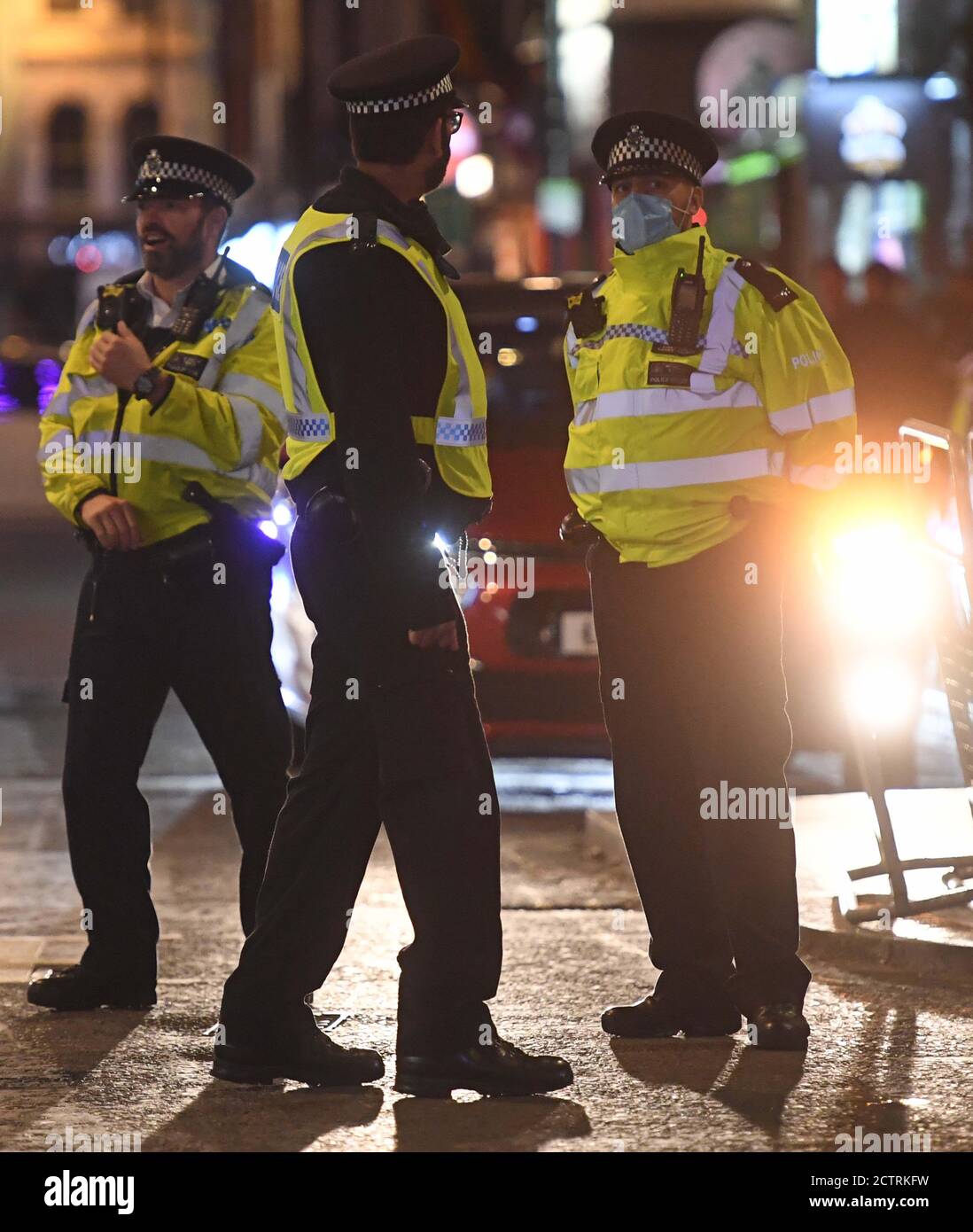 La policía de Soho, Londres, después de que los pubs y restaurantes hayan cerrado debido al toque de queda de las 10pm para combatir el aumento de casos de coronavirus en Inglaterra. Foto de stock
