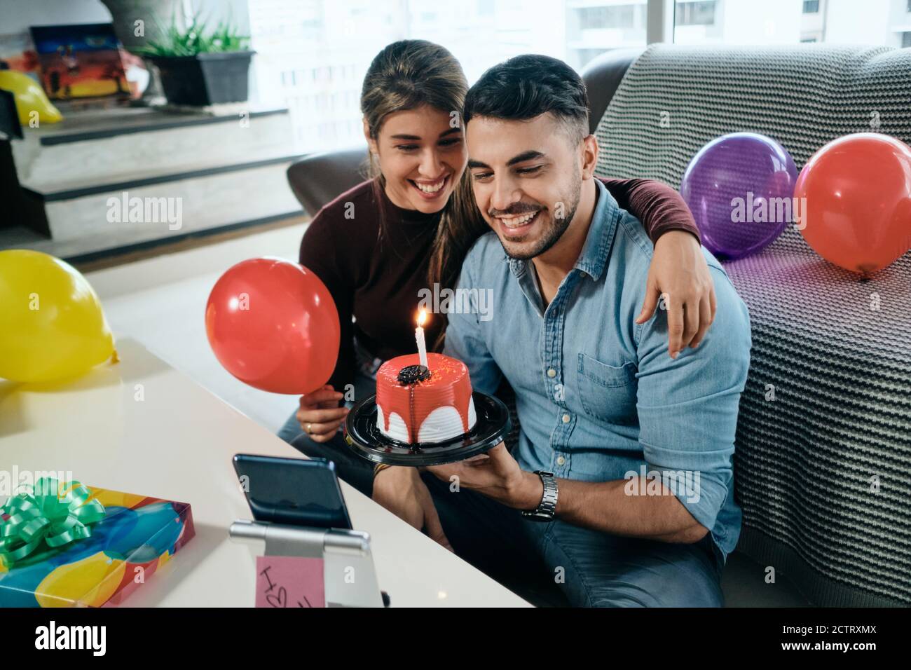 Gente feliz celebrando la fiesta de cumpleaños a través de Zoom en el smartphone Foto de stock
