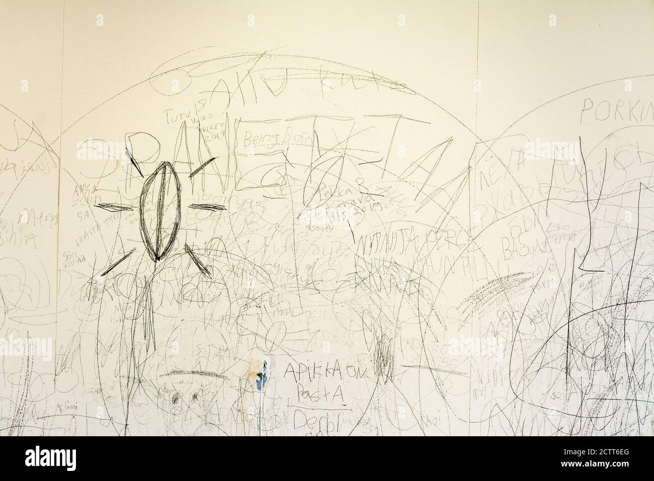 Dibujos y escritos en un muro de celdas en prisión Museo en Hämeenlinna Finlandia Foto de stock