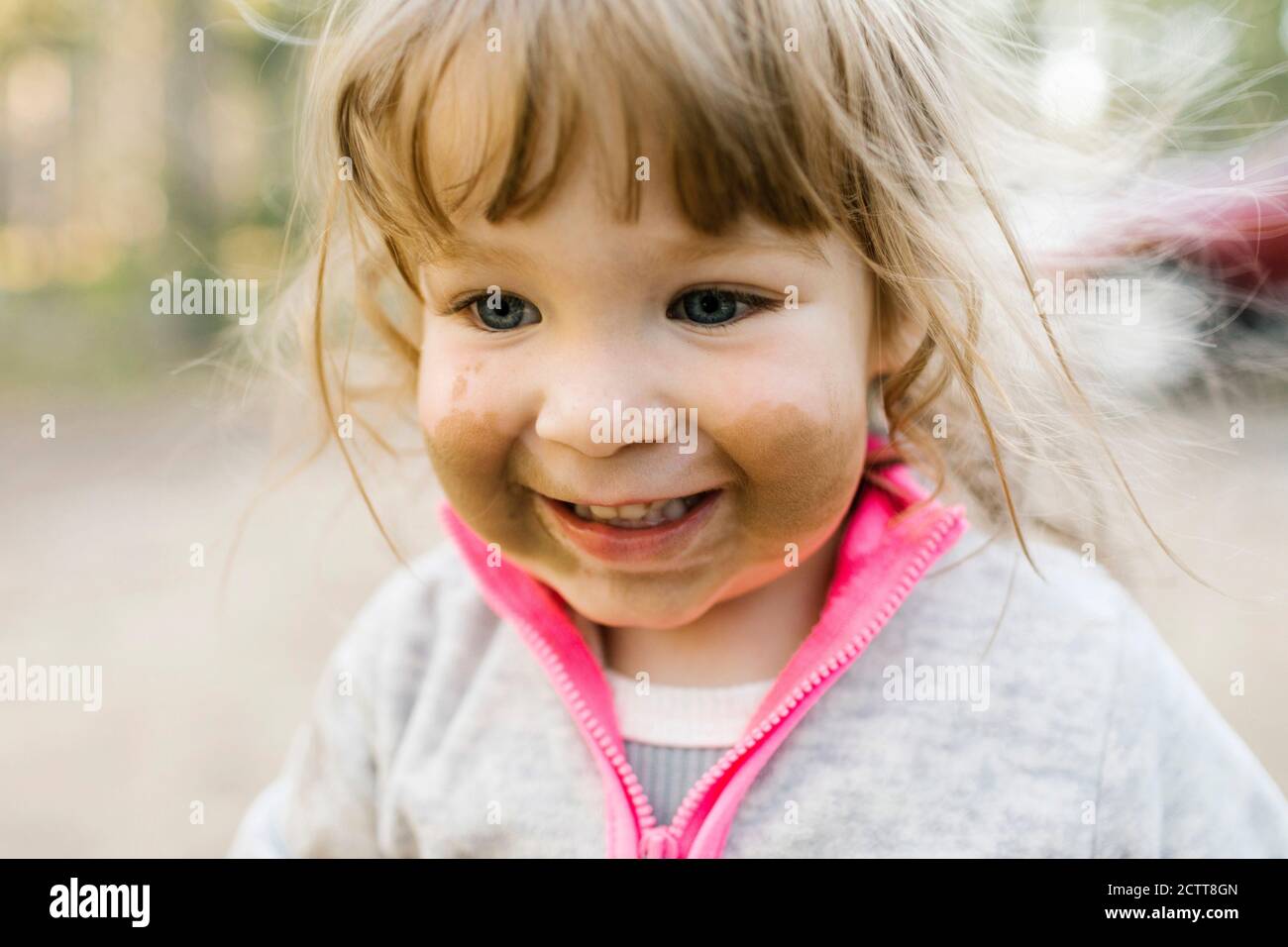 Primer plano de chica sonriente (2-3) con arena en la cara, Wasatch Cache National Forest Foto de stock