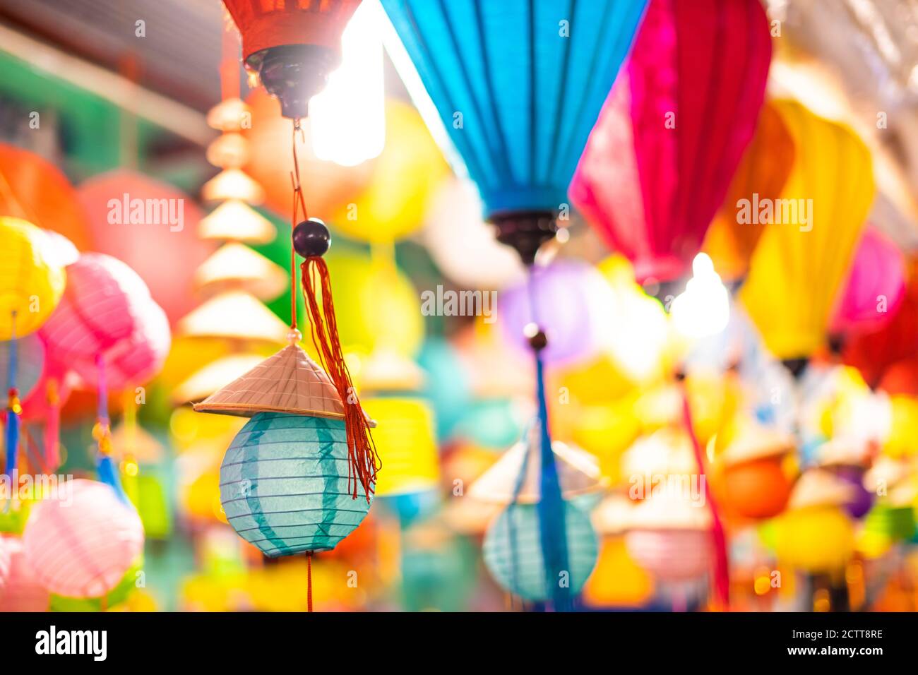 Faroles coloridos decorados colgando en un stand en las calles de Cholon en Ciudad Ho Chi Minh, Vietnam durante el Festival de mediados de Otoño. Idioma chino en p Foto de stock