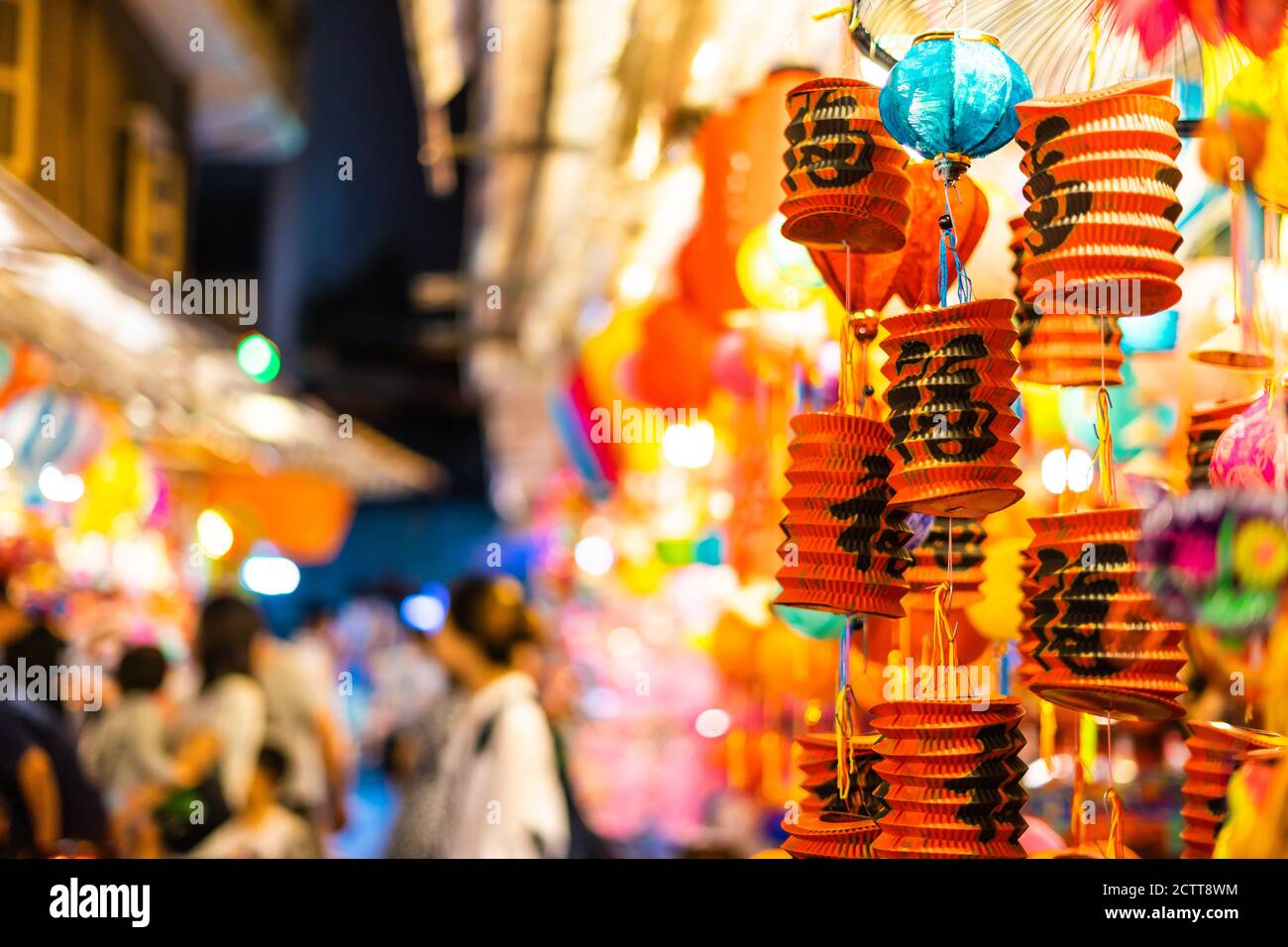 Faroles coloridos decorados colgando en un stand en las calles de Cholon en Ciudad Ho Chi Minh, Vietnam durante el Festival de mediados de Otoño. Idioma chino en p Foto de stock