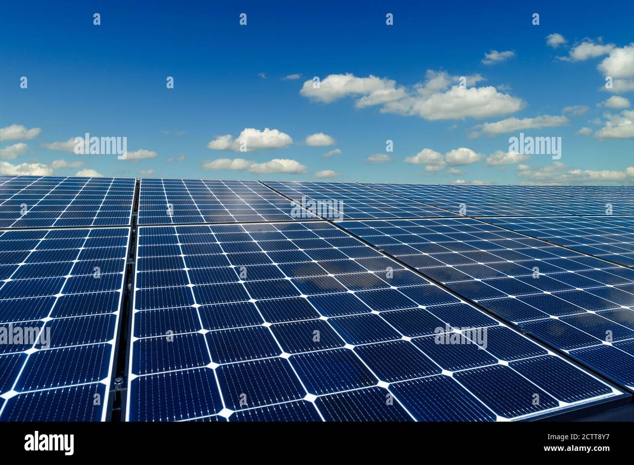 Paneles solares y cielo azul Foto de stock