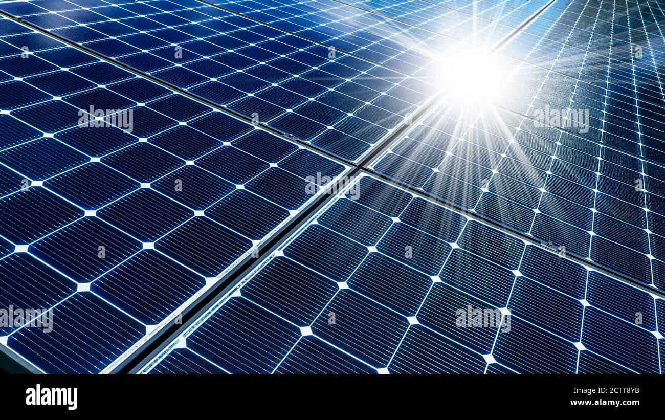 Primer plano de paneles solares que reflejan el sol Foto de stock