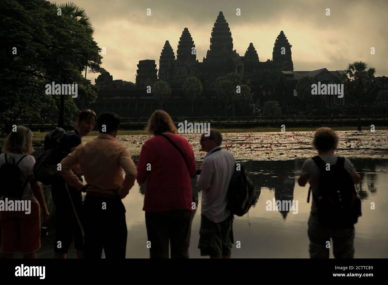 Un grupo de turistas disfrutando por la mañana de la vista de Angkor Wat. Foto de stock