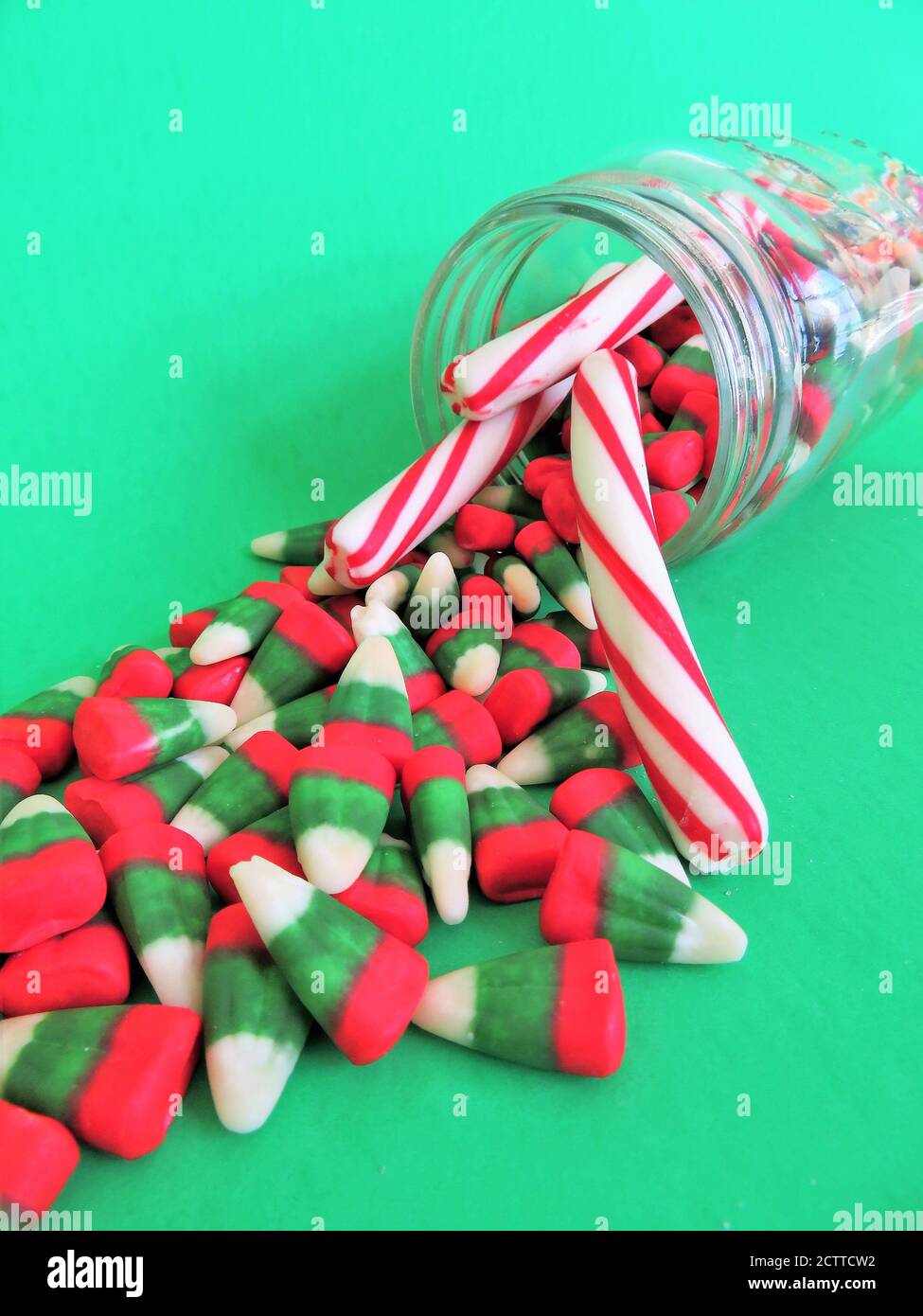 Dulces de Navidad en rojo, blanco y verde sobre un fondo verde con copyspace para el texto Foto de stock