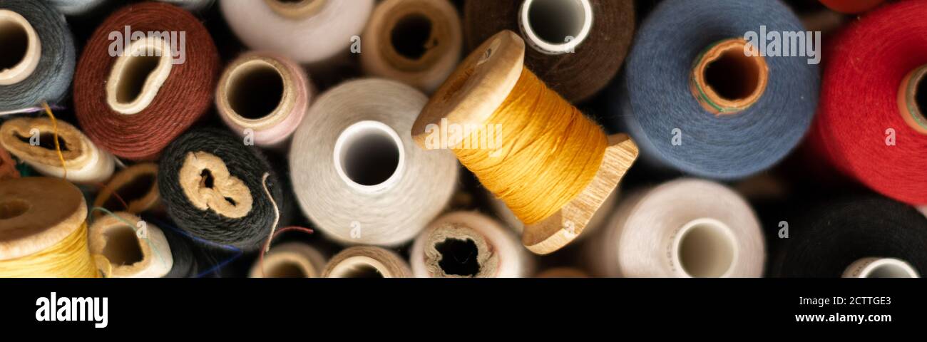 Vista de la cosecha de diferentes molinos de algodón de colores, temas de costura Foto de stock