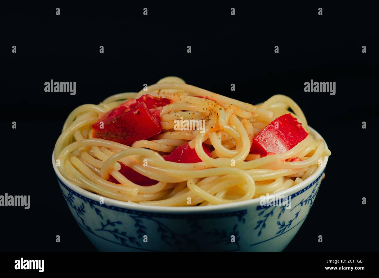 Espaguetis boloñese con tomate servido en un tazón blanco Foto de stock