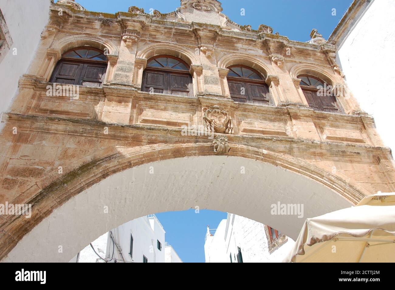 Elemento arquitectónico entre dos casas en Ostuni la ciudad blanca En Apulia, en el sur de Italia Foto de stock