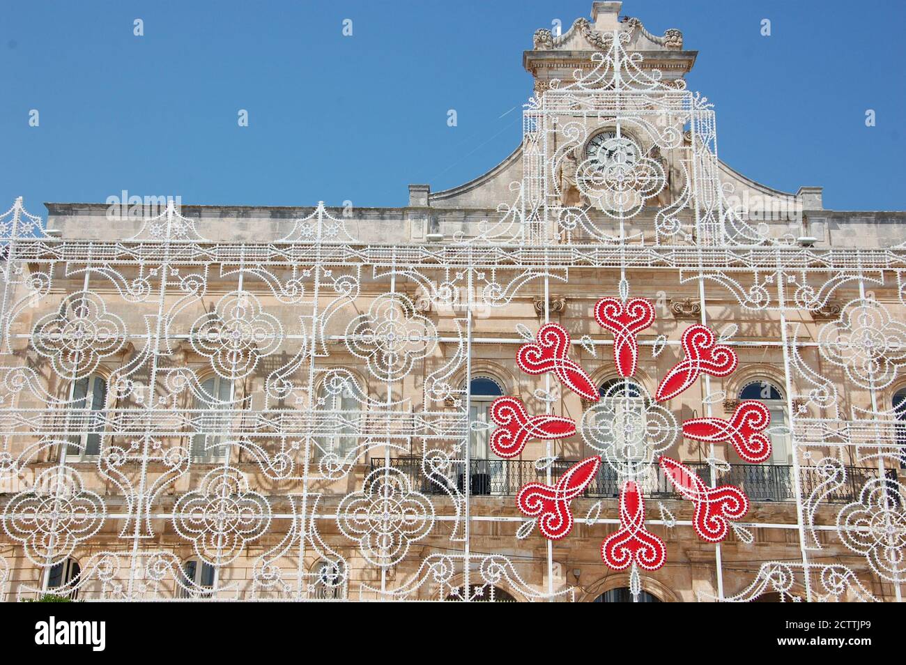 Fachada del edificio del ayuntamiento decorada para las vacaciones de verano en Ostuni Apulia Foto de stock