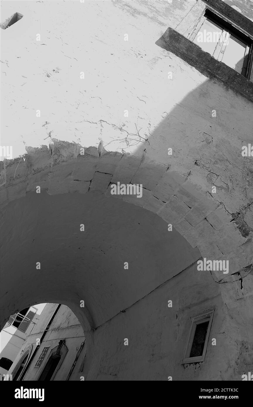 La ciudad blanca de Ostuni en Apulia foto de casas tomado de abajo