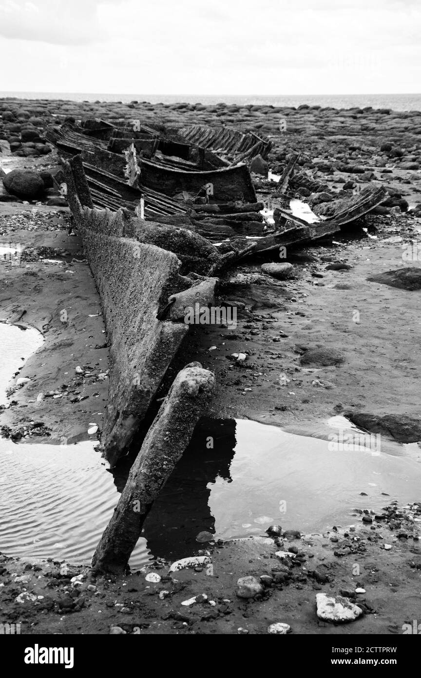 Restos de barco (después del naufragio) en la playa de Hunstanton, Norfolk, Reino Unido. Foto en blanco y negro. Foto de stock