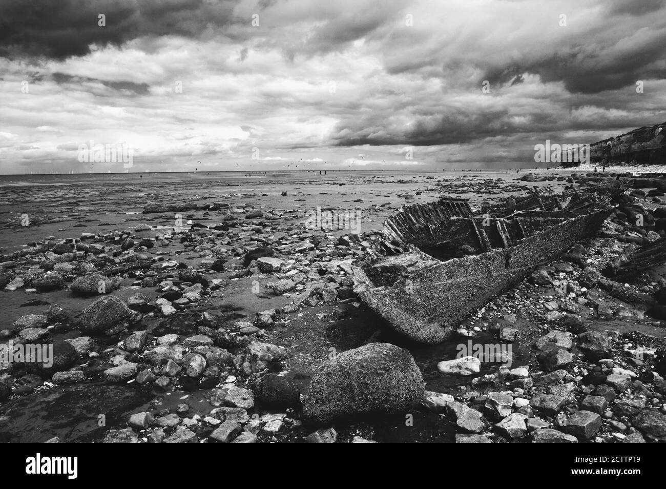 Restos de barco (después del naufragio) en la playa de Hunstanton, Norfolk, Reino Unido. Foto en blanco y negro. Foto de stock