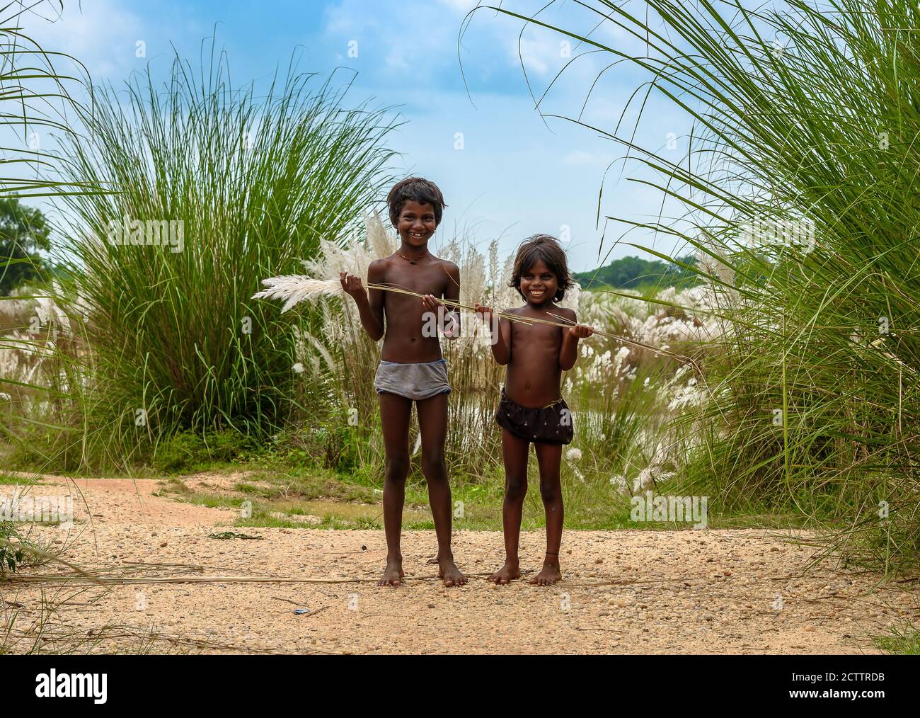 Durgapur/ India-24 de septiembre de 2020. Dos niños rurales indios jugando en el campo . Foto de stock