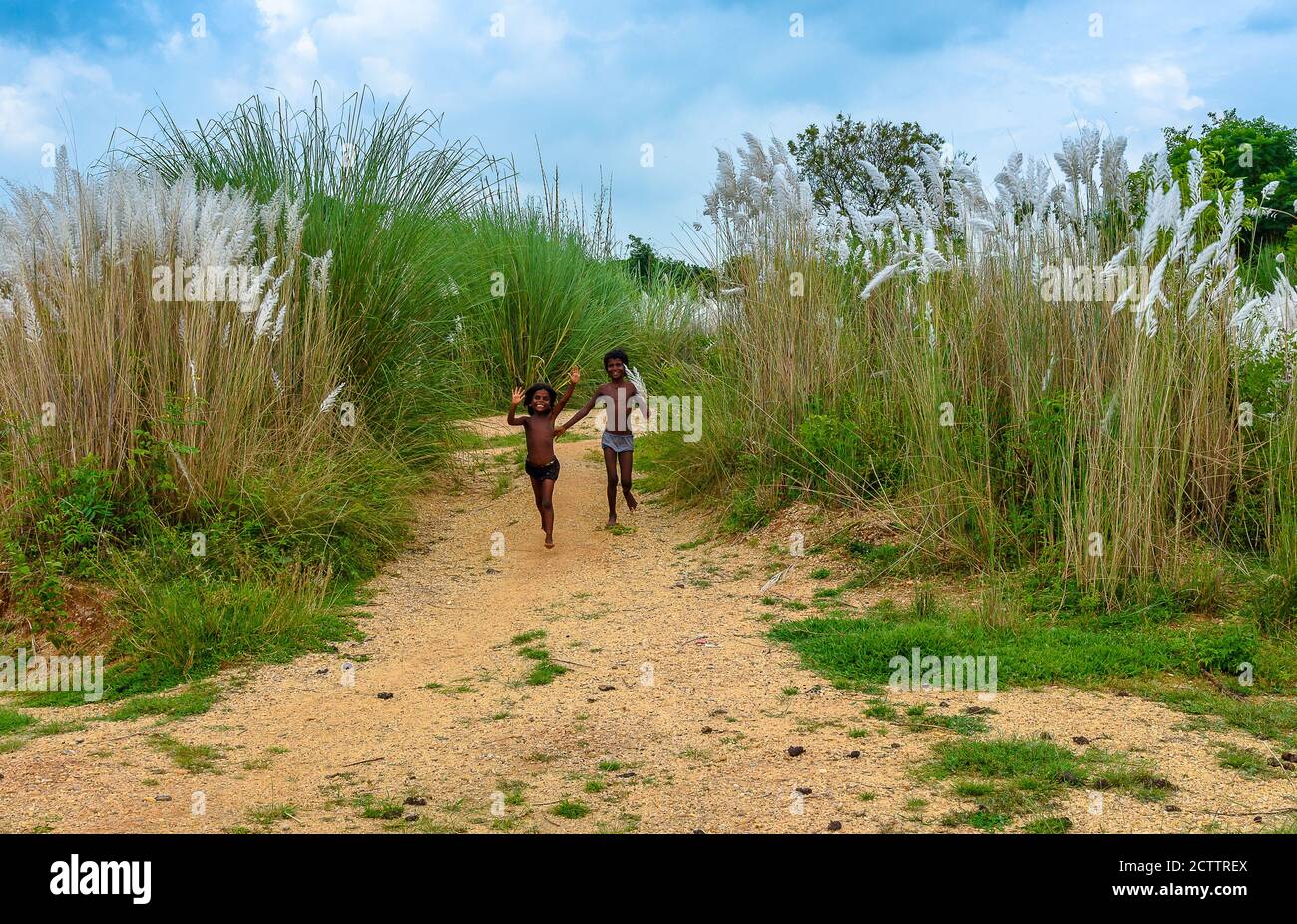 Durgapur/ India-24 de septiembre de 2020. Dos niños rurales indios jugando en el campo . Foto de stock