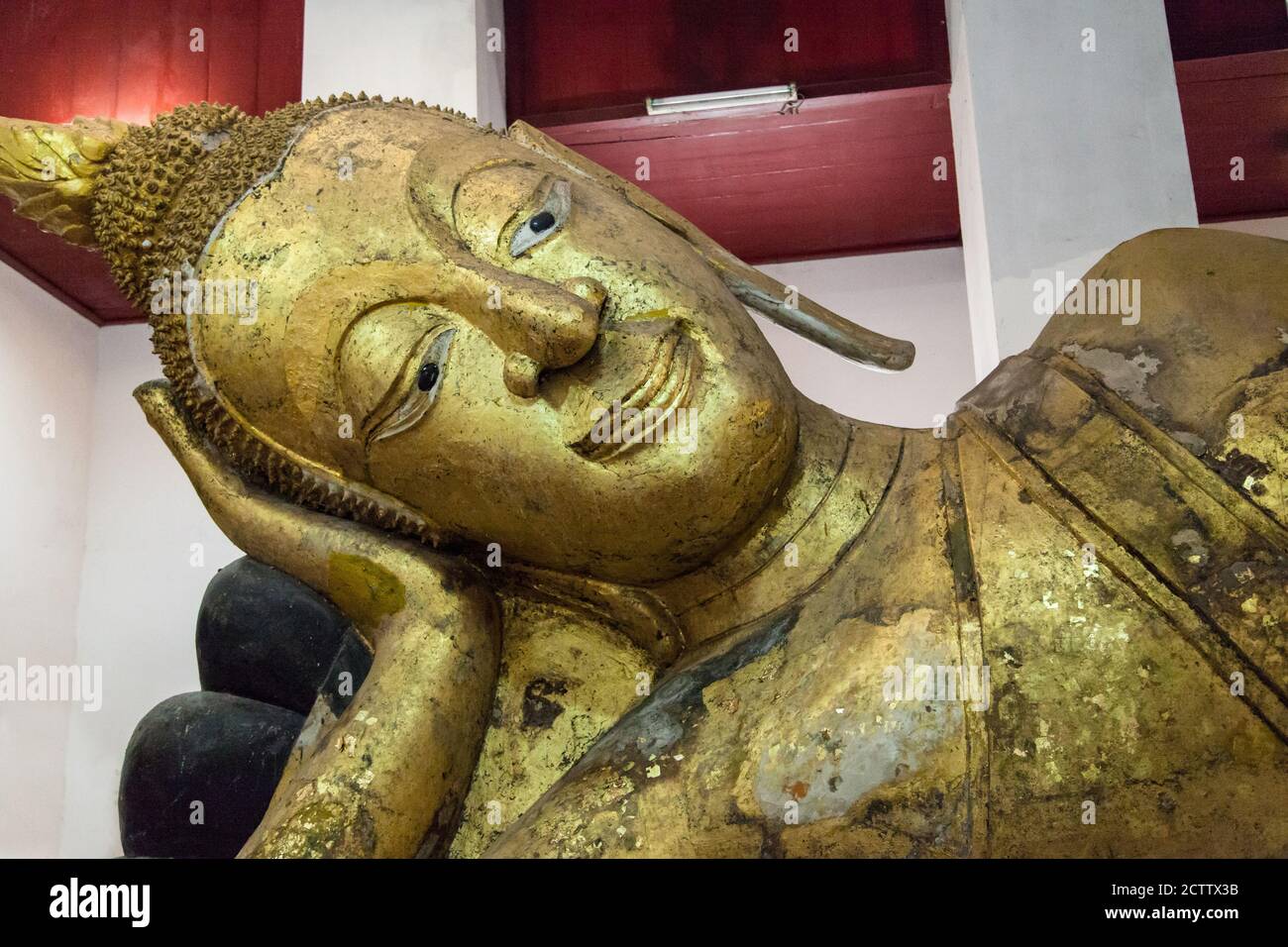 Buda reclinado en Wat Thammikarat en Ayutthaya, Tailandia. Foto de stock
