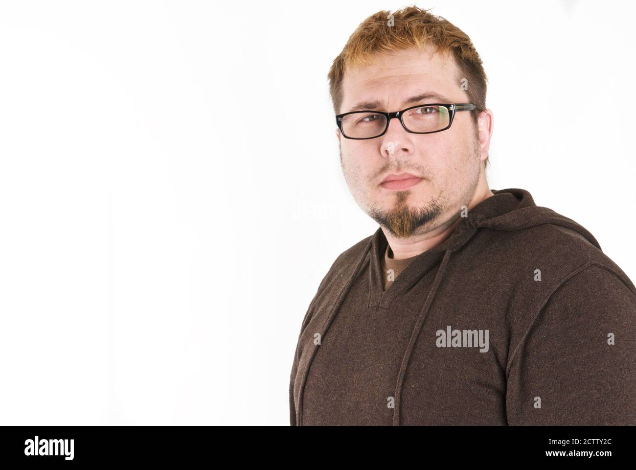 Hombre con gafas y sudadera marrón Foto de stock