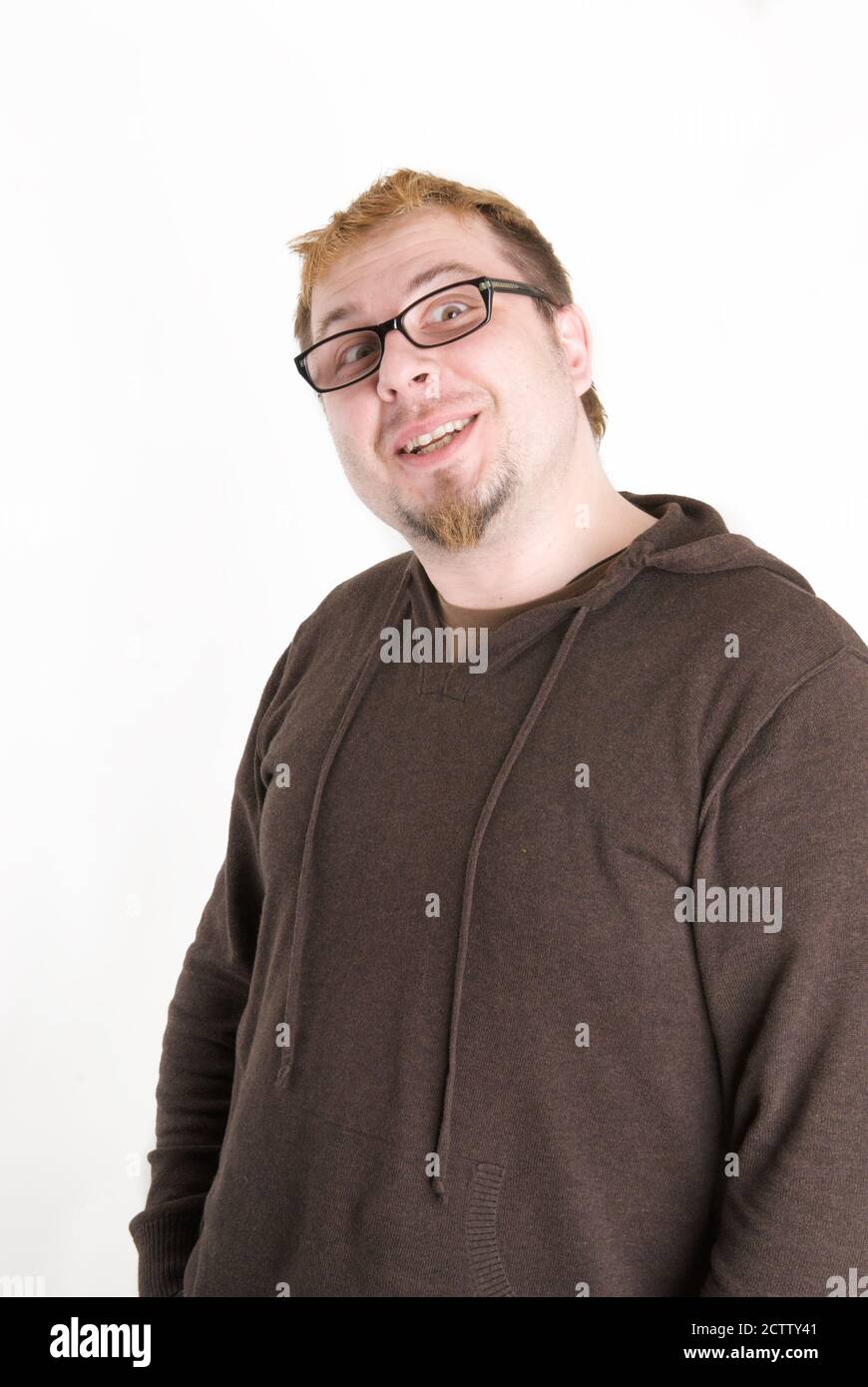 Hombre con gafas y sudadera marrón Foto de stock