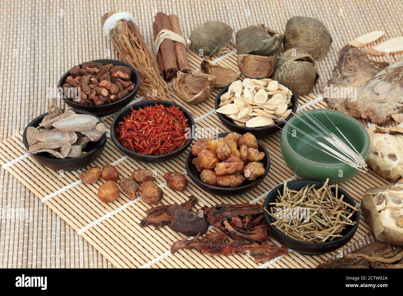 Medicina tradicional China a base de hierbas con agujas de acupuntura y  selección de hierbas y especias en bambú. Concepto alternativo de atención  de salud Fotografía de stock - Alamy
