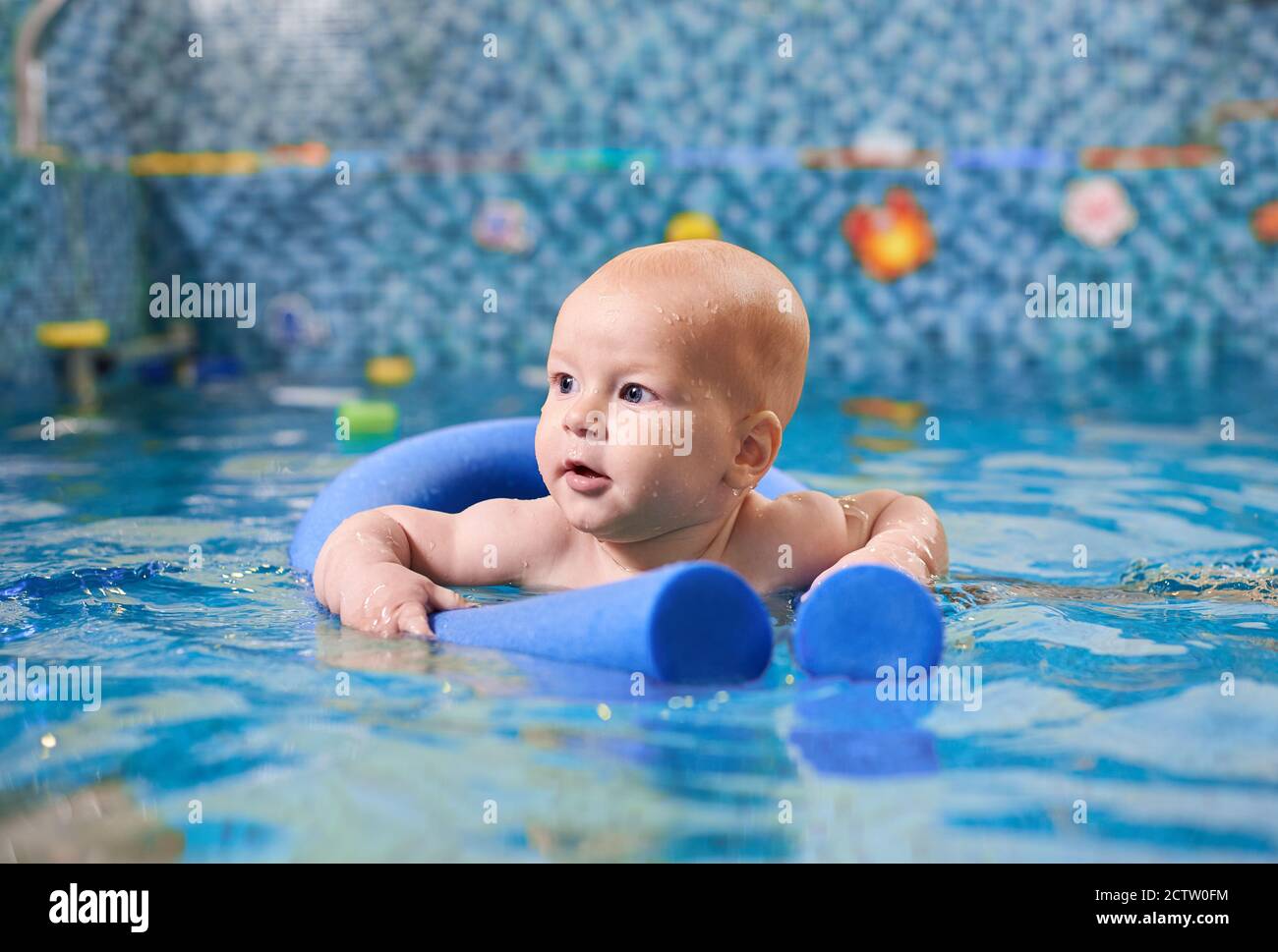 Nadar con flotador de fideos fotografías e imágenes de alta resolución -  Alamy